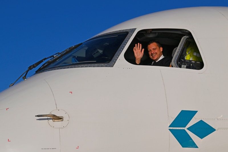 Pilot der Air Dolomiti grüßt aus dem Cockpitfenster