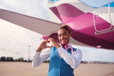 Flugbegleiterin der Eurowings vor einem Flieger