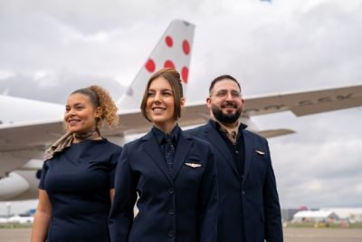 Kabinencrew von Brussels Airlines vor einem Flieger