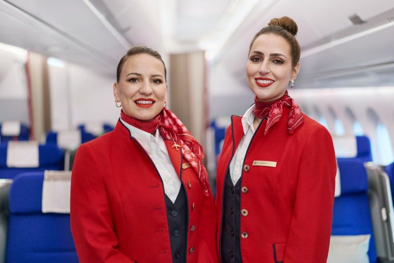 Zwei Flugbegleiterinnen der Edelweiss auf dem Gang im Flieger